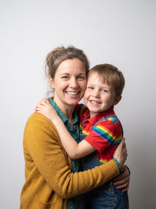 La foto de una mamá con su hijo en el set