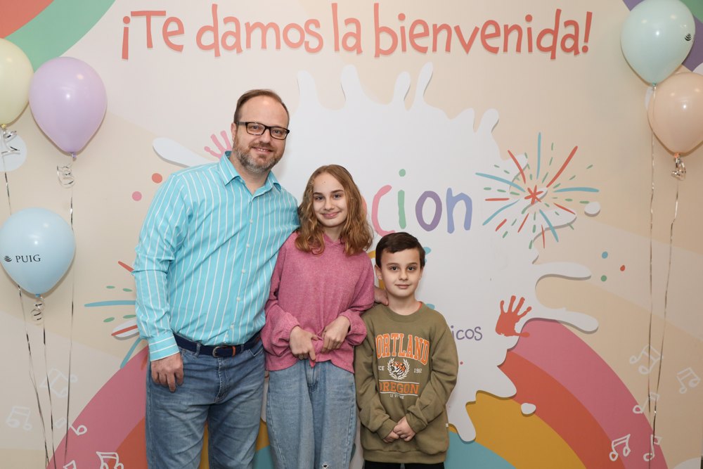 Una familia en el set de bienvenida