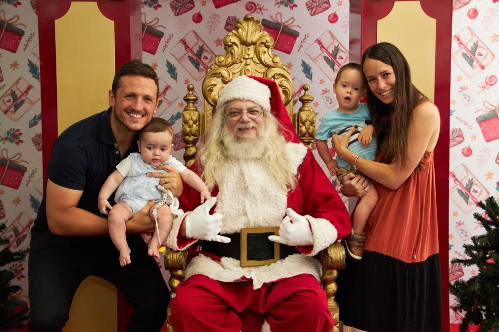 Una familia con Papá Noel en el set
