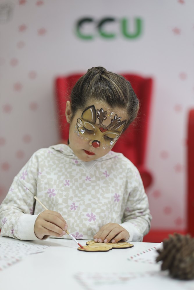 Una nena pintando en la mesa de actividades