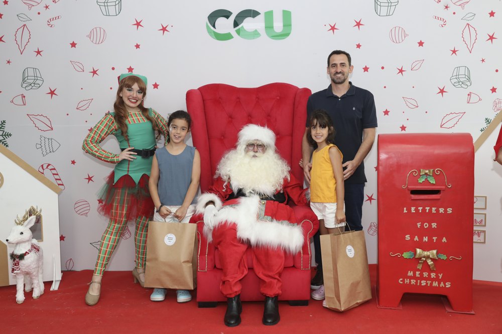 Familias en el set navideño de CCU
