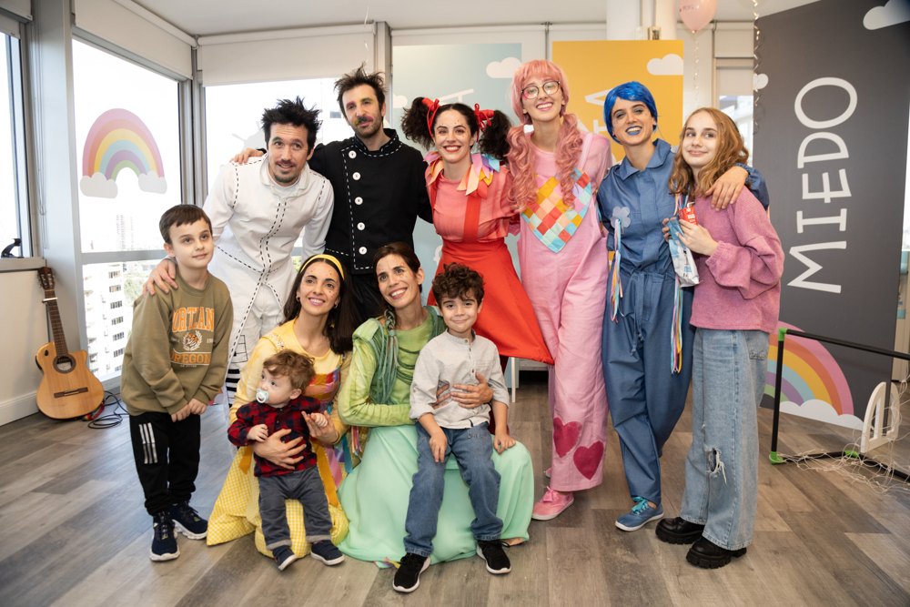 Un grupo de familias posando en el set