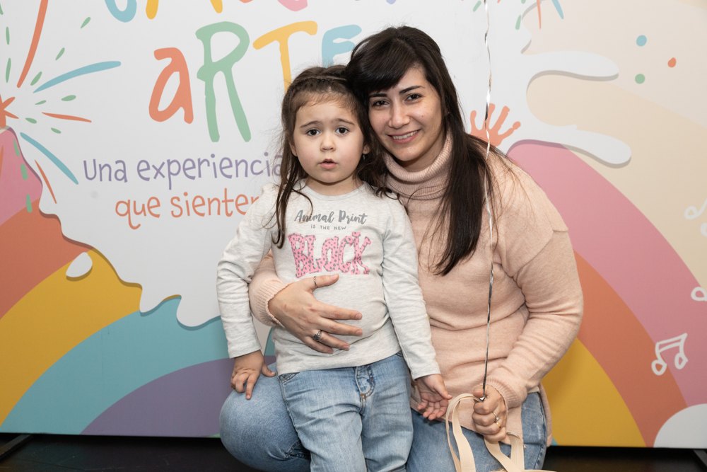 Una mamá con su hija en el set