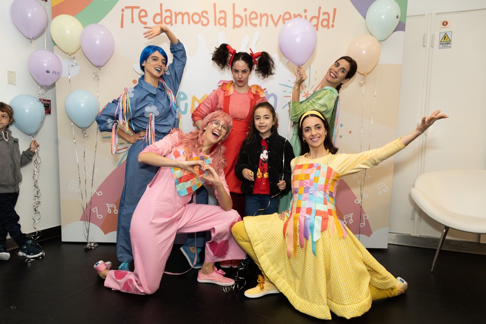 Chicos posando con personajes en un evento familiar