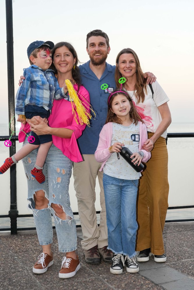 Una mamá con dos chicos en el evento